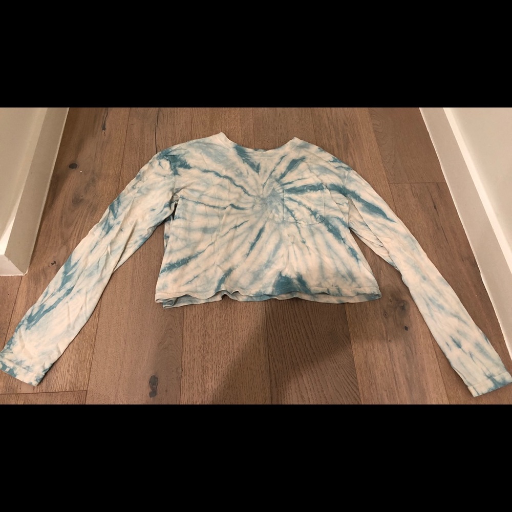 Cropped long sleeve tie dye top